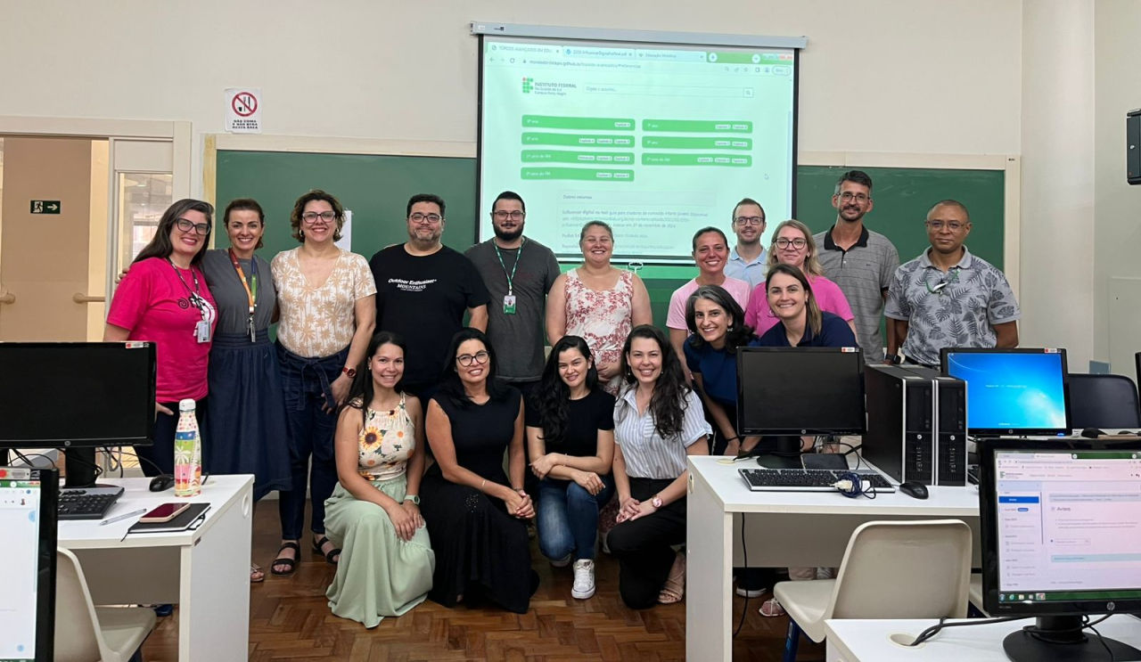 Retrato dos alunos que desenvolveram o projeto em grupo, todos reunidos com a professora, sorridentes.